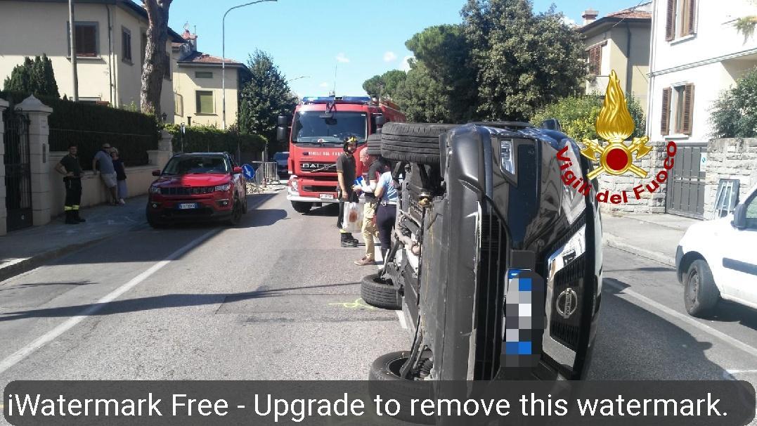Si ribalta con l'auto di fronte al bar Miraglia