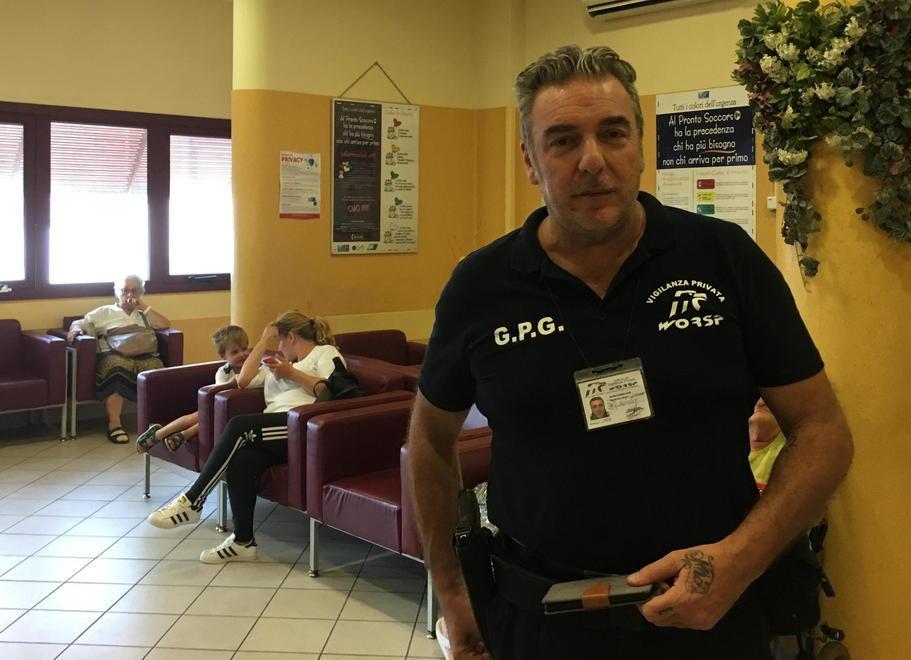Una delle guardie giurate in servizio da ieri nell’ospedale di Pontedera (Foto Franco SilvI)