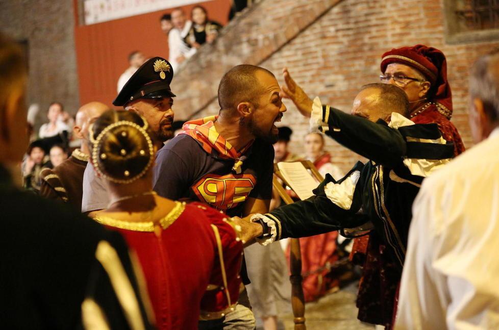 Coro omofobo durante il palio del Cerro 