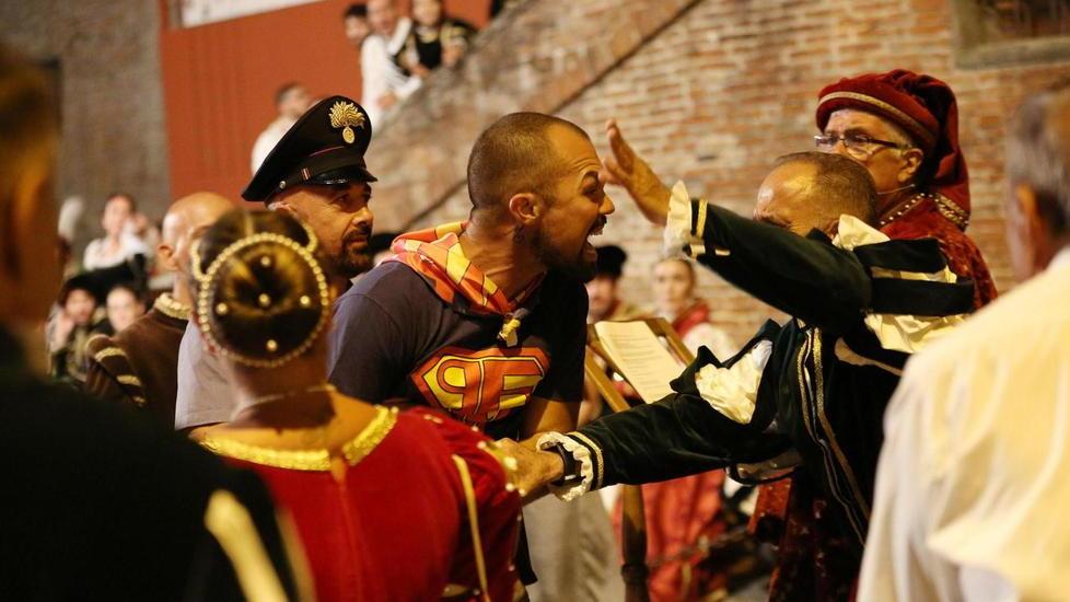 Coro omofobo durante il palio del Cerro