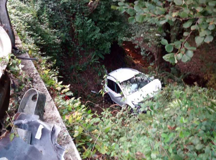 Precipita in un burrone di otto metri con l'auto: ne esce illeso