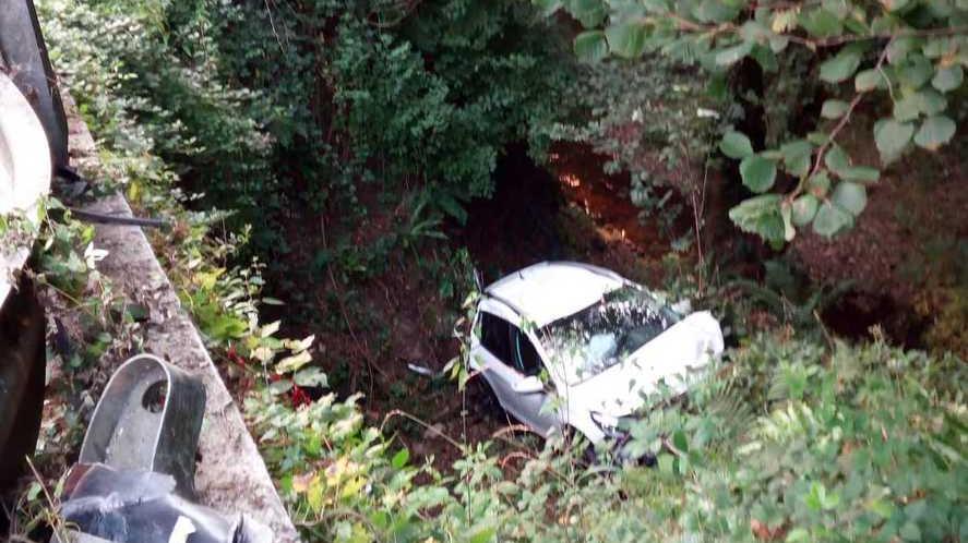 Precipita in un burrone di otto metri con l'auto: ne esce illeso