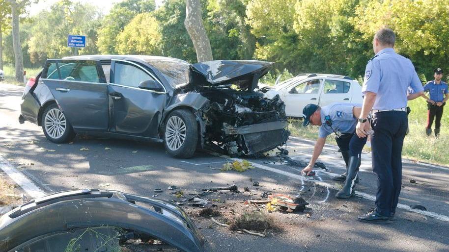 Famiglia si schianta, bimbo di 2 anni gravissimo. Sorellina di 3 mesi vola fuori dall’auto