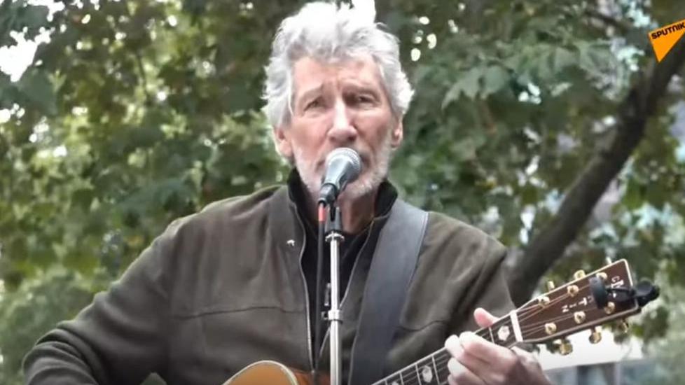 Waters suona per Assange