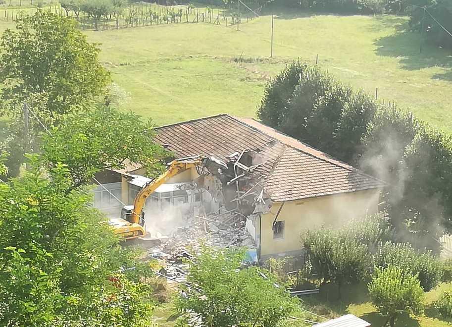 Ruspa in azione a Scesta Si abbatte il vecchio plesso 