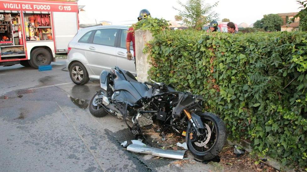Centauro finisce nel giardino di una casa