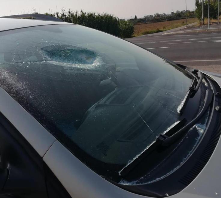 Vandali in azione nella notte Spaccati lunotto e parabrezza