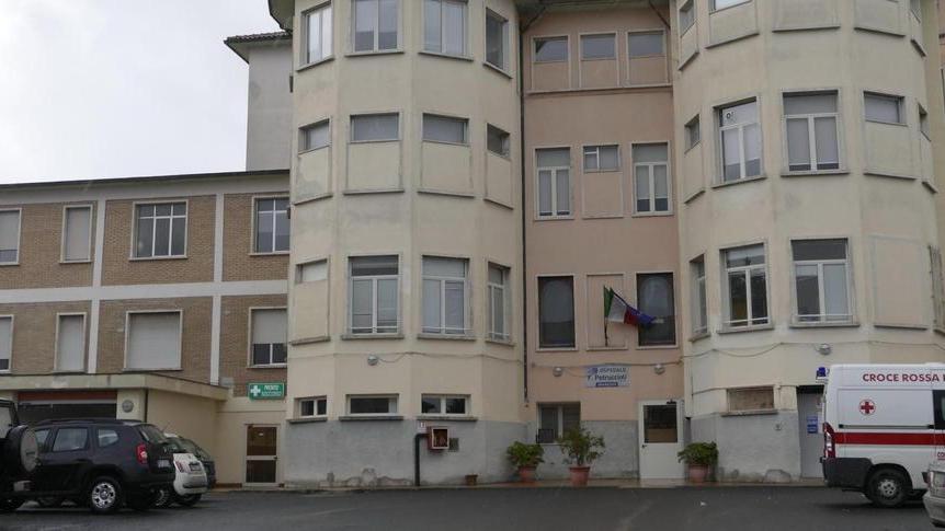 Cade con la moto diciassettenne finisce all’ospedale