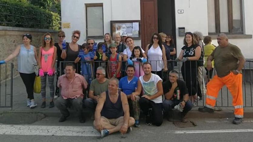 A lezione di pulizia passeggiando nel piccolo paese