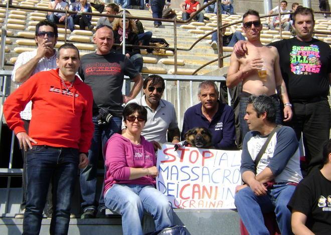 Anche Kyra protesta allo stadio 