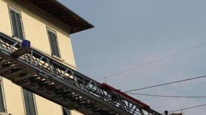 Torna a casa sua e trova la porta bloccata erano stati i ladri