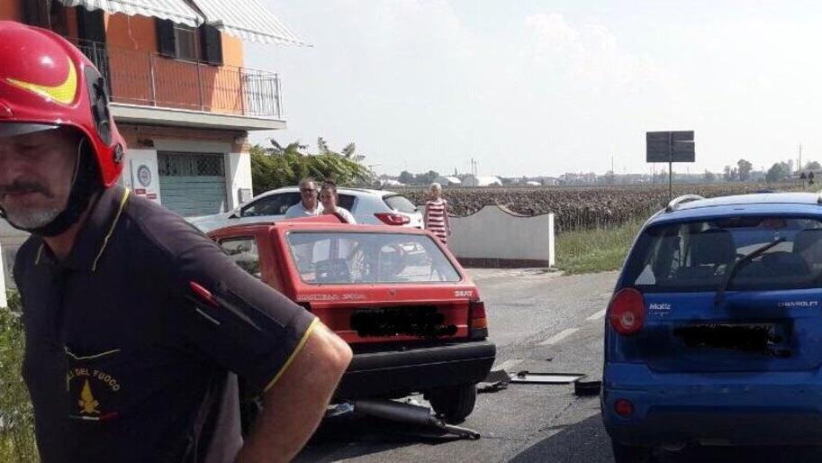Violento scontro tra due auto