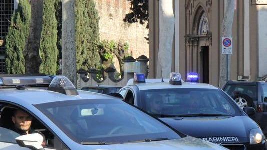 Aggredisce una segretaria e si amputa una falange