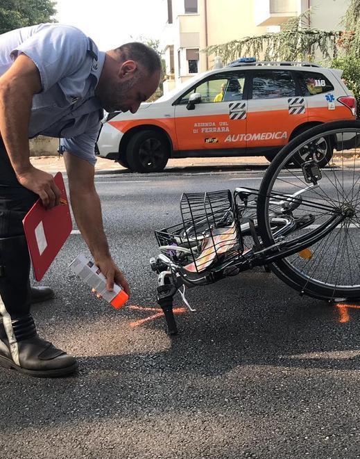Donna in bicicletta sbalzata a terra mentre attraversa
