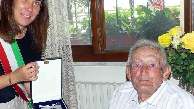 Il bisnonno Evaristo spegne le 100 candeline «Ok, ma il ginocchio...»