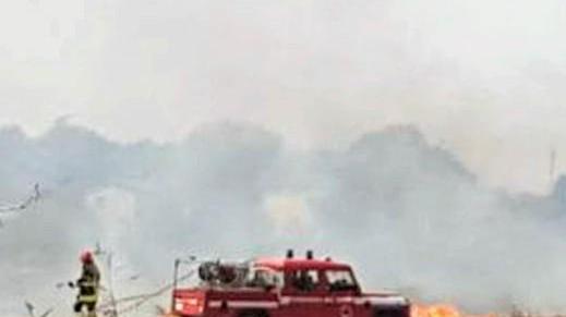 Accende il fuoco ma ne perde il controllo Paura per le case vicine