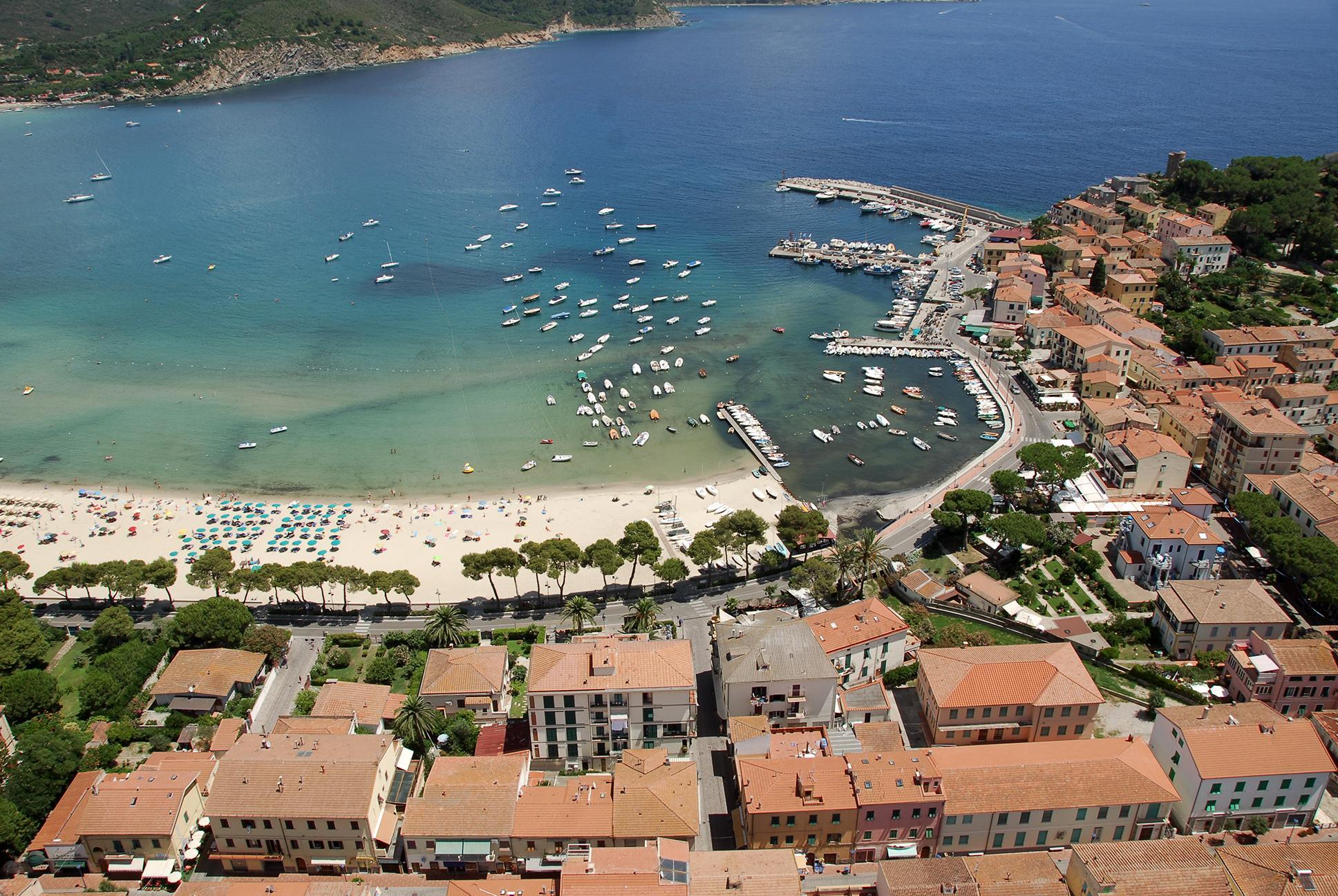 Un’altra estate a Marina di Campo, il borgo di pescatori ora perla del turismo 