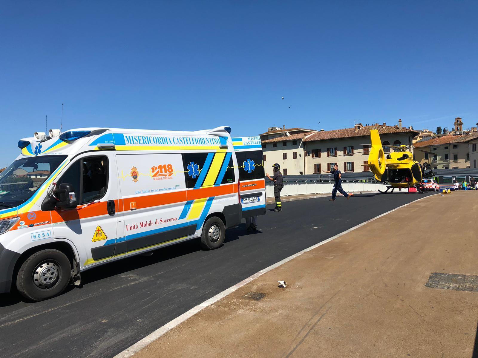 L'elicottero di soccorso e l'ambulanza della Misericordia (foto Sestini)