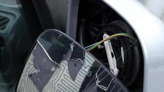 Preso dai vigili il truffatore dello specchietto
