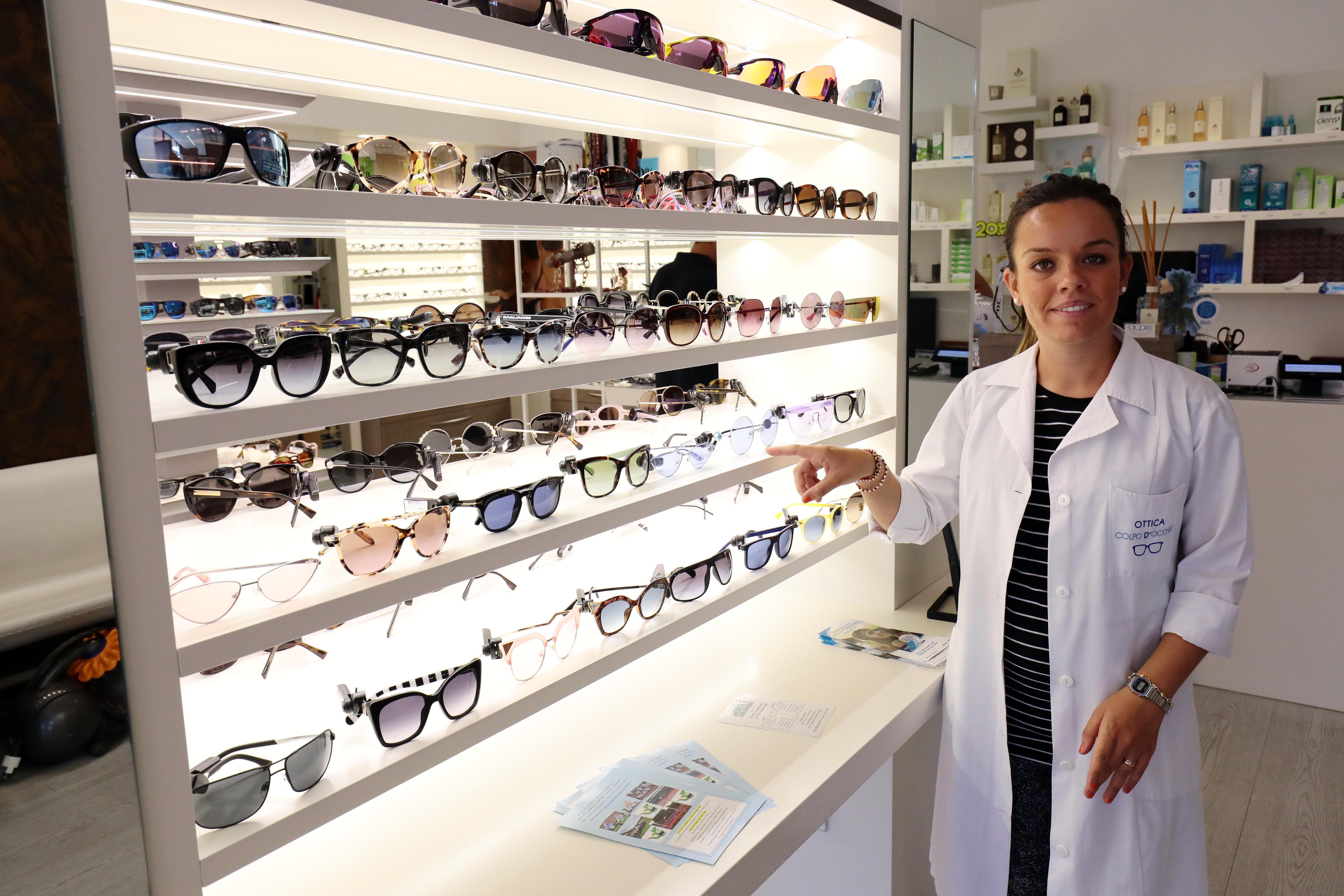L'interno del negozio di ottica che ha subìto il furto (foto Sestini)