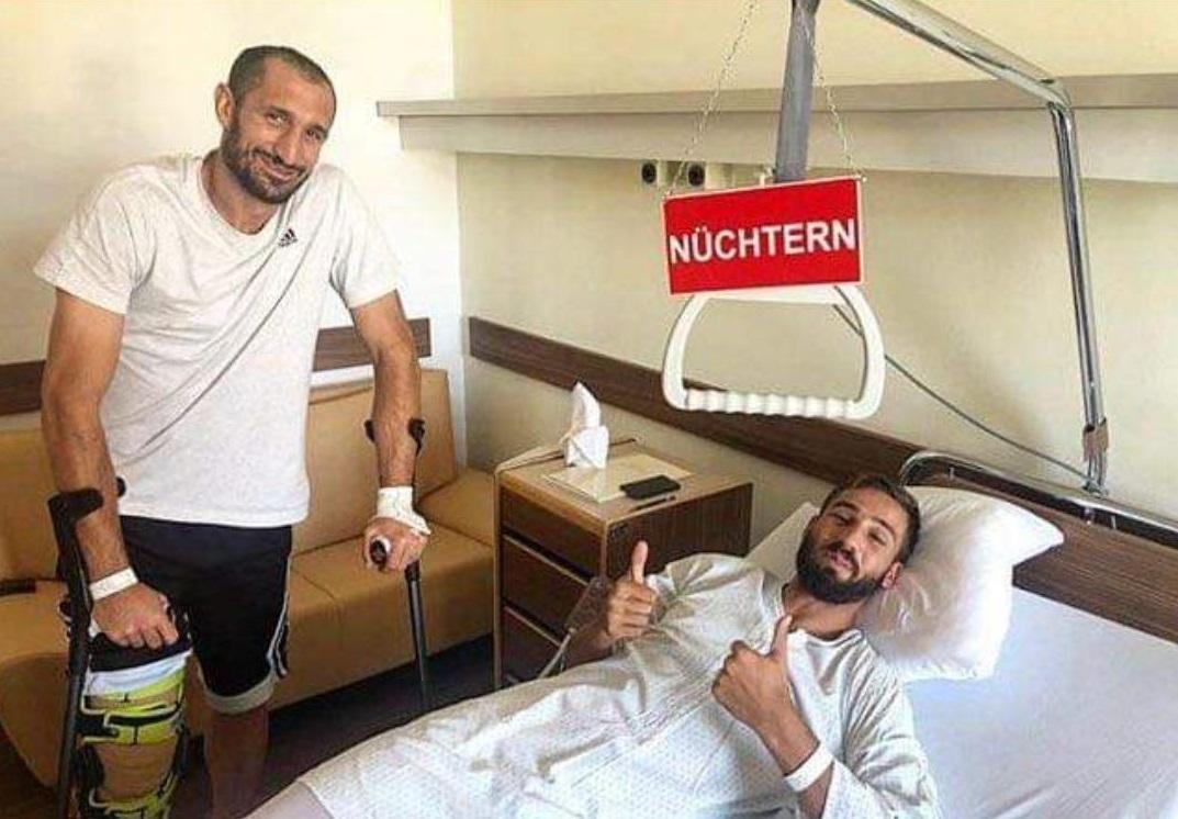 Giorgio Chiellini e Leonardo Pavoletti, difensore della Juve l'uno e bomber del Cagliari l'altro, nella foto pubblicata da Branchini Associati, il procuratore dell'attaccante in forza alla squadra sarda