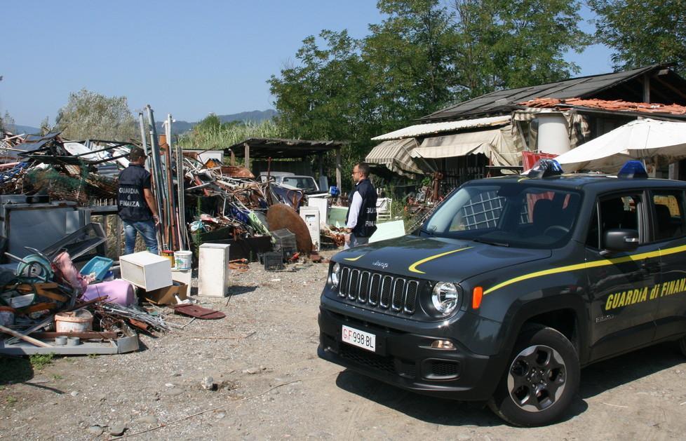 La maxi discarica sequestrata sulle sponde del Magra dalla guardia di finanza