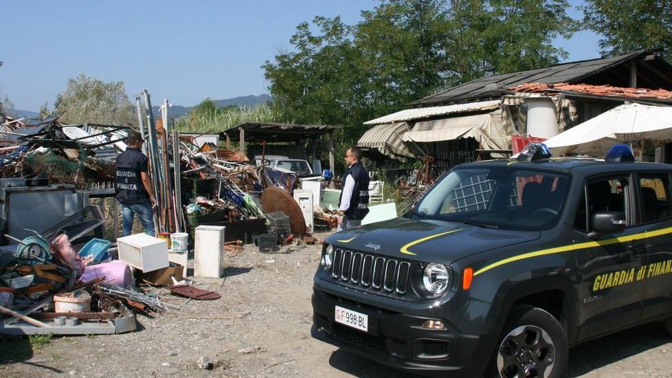 La maxi discarica sequestrata sulle sponde del Magra dalla guardia di finanza