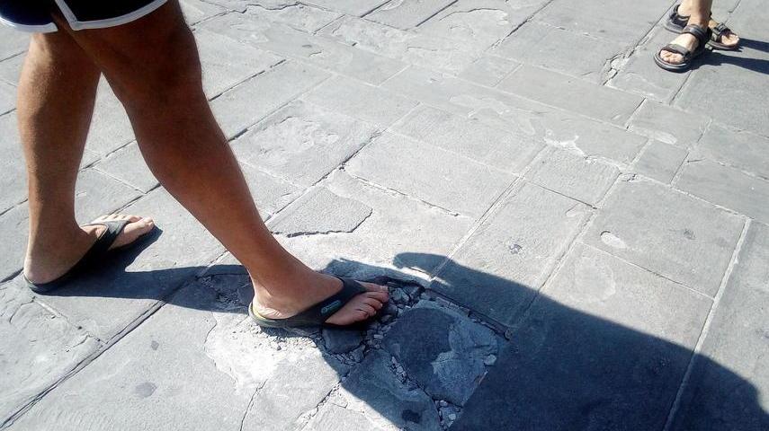 Buche e marciapiedi a pezzi dalla periferia al centro