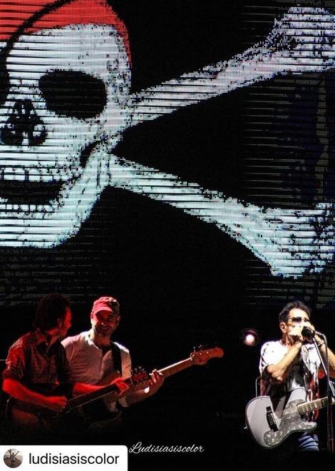 Piazza gremita a Capoliveri per lo show di Bennato