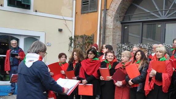 Il presidente Rossi al Meeting antirazzista Aprono i cori partigiani