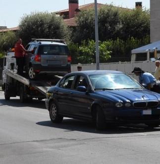 Due vetture si scontrano Disagi alla viabilità
