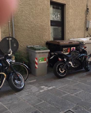 Cassonetti spostati nel posto degli scooter