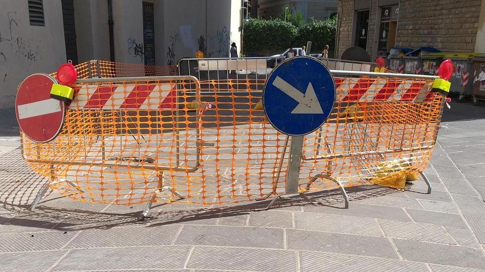 Pietre sollevate e rotte Il Comune si attiva «Presto l’intervento»