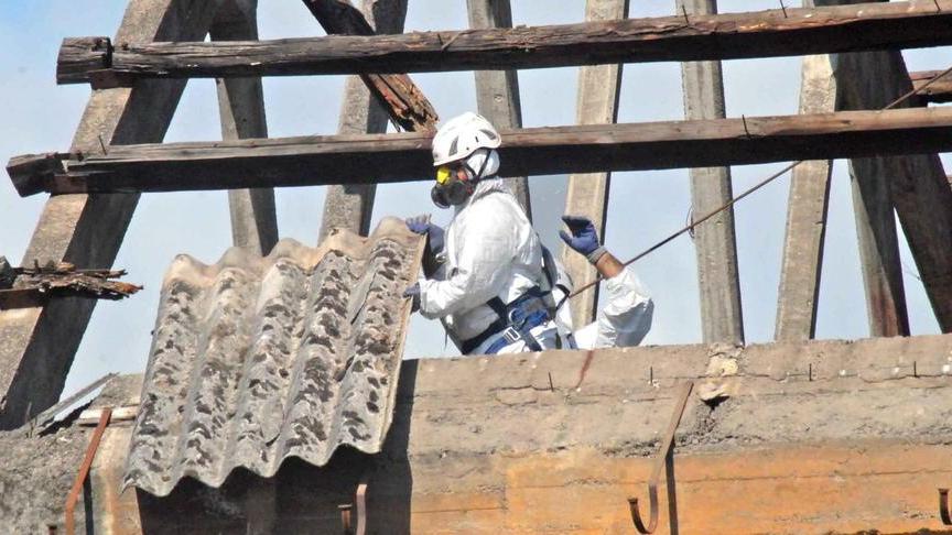Quasi 15mila euro per eliminare strutture d’amianto