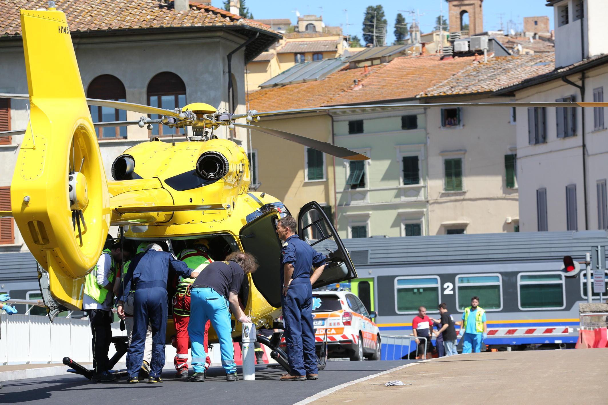 Investito dal treno: è morto il ventenne. Un testimone: "Ridevano di lui" 