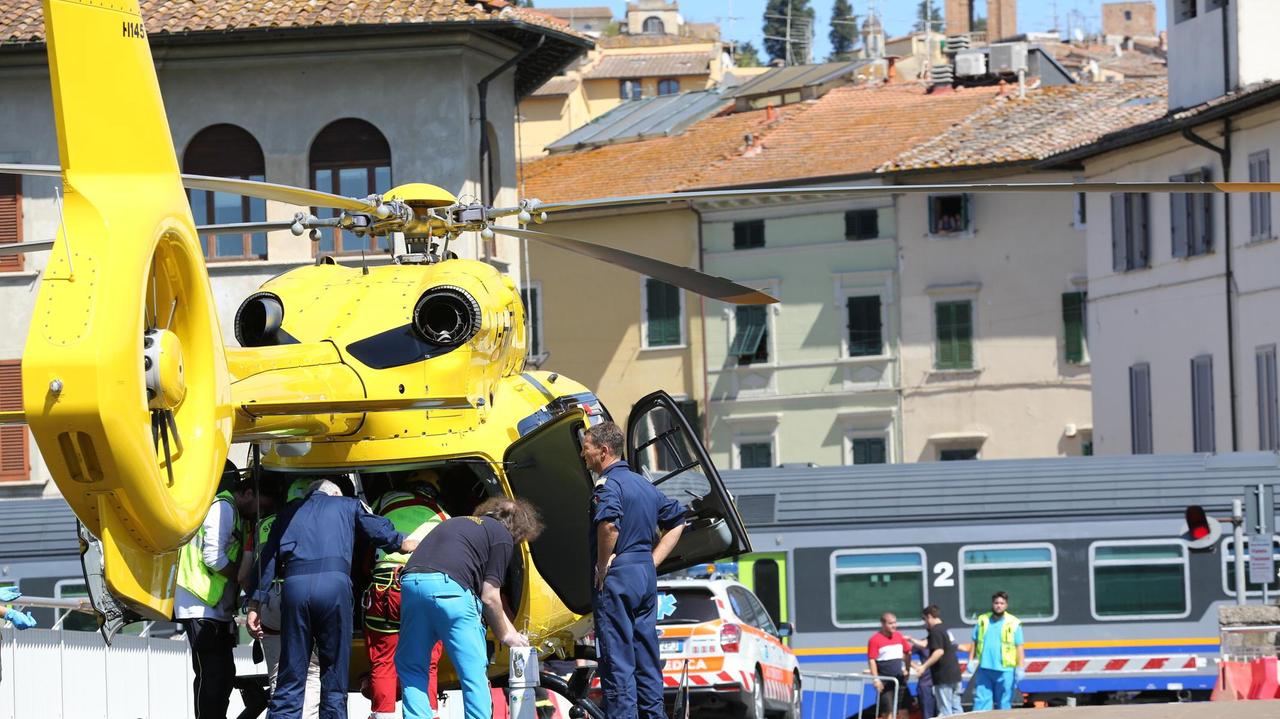 Investito dal treno: è morto il ventenne. Un testimone: "Ridevano di lui"