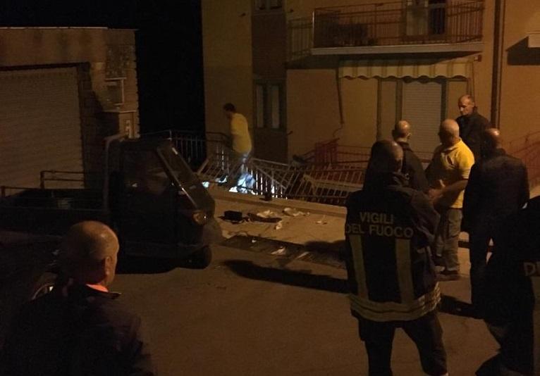 Auto trancia attacchi del gas: 50 persone evacuate