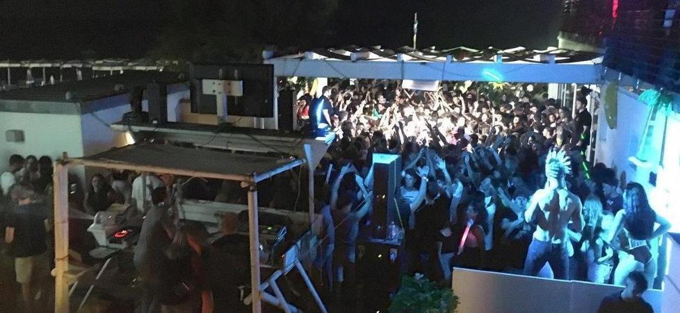 Servono alcol a ragazzini di 13 e 15 anni, denunciata la titolare di una nota discoteca  