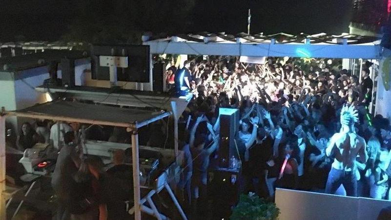 Servono alcol a ragazzini di 13 e 15 anni, denunciata la titolare di una nota discoteca