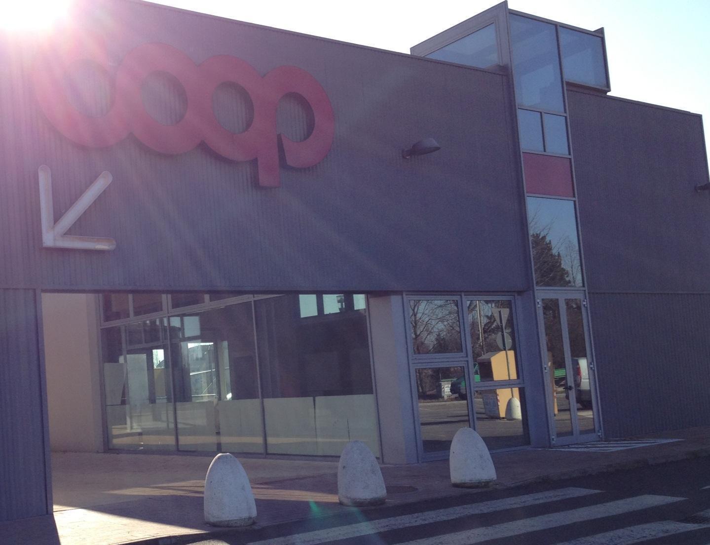 Spaccata e furto fallito al supermercato Coop