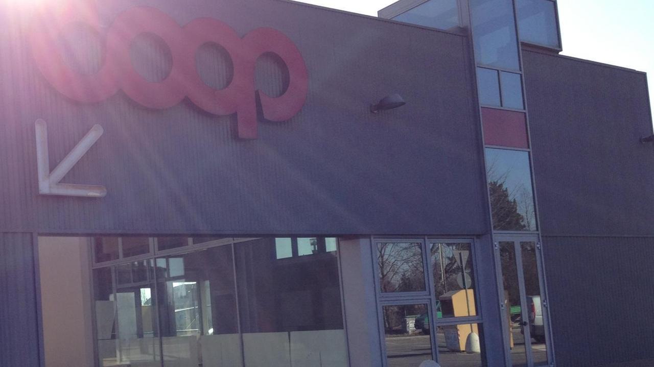 Spaccata e furto fallito al supermercato Coop