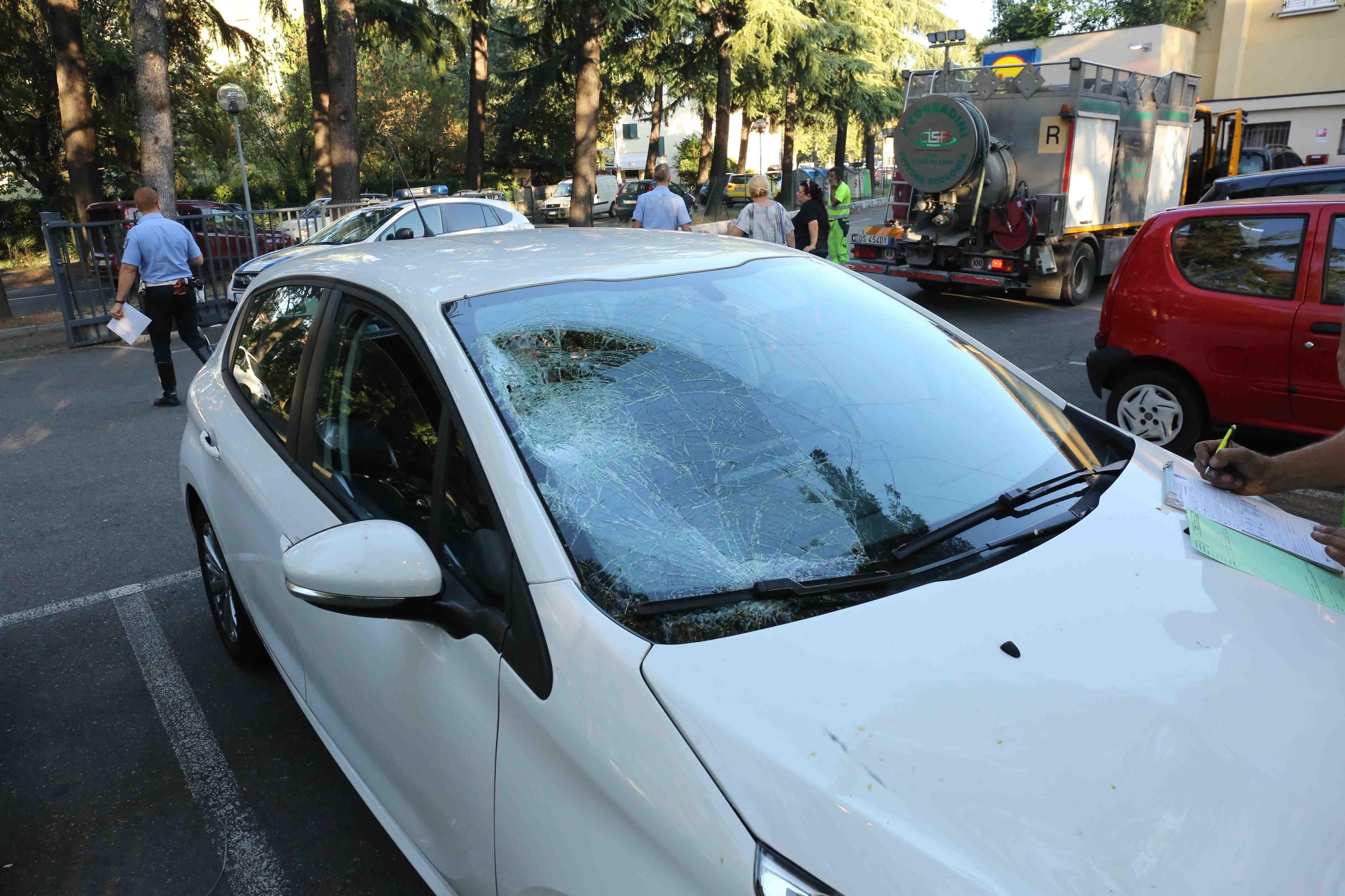 Reggio Emilia, è morto il non vedente travolto da un’auto mentre attraversava