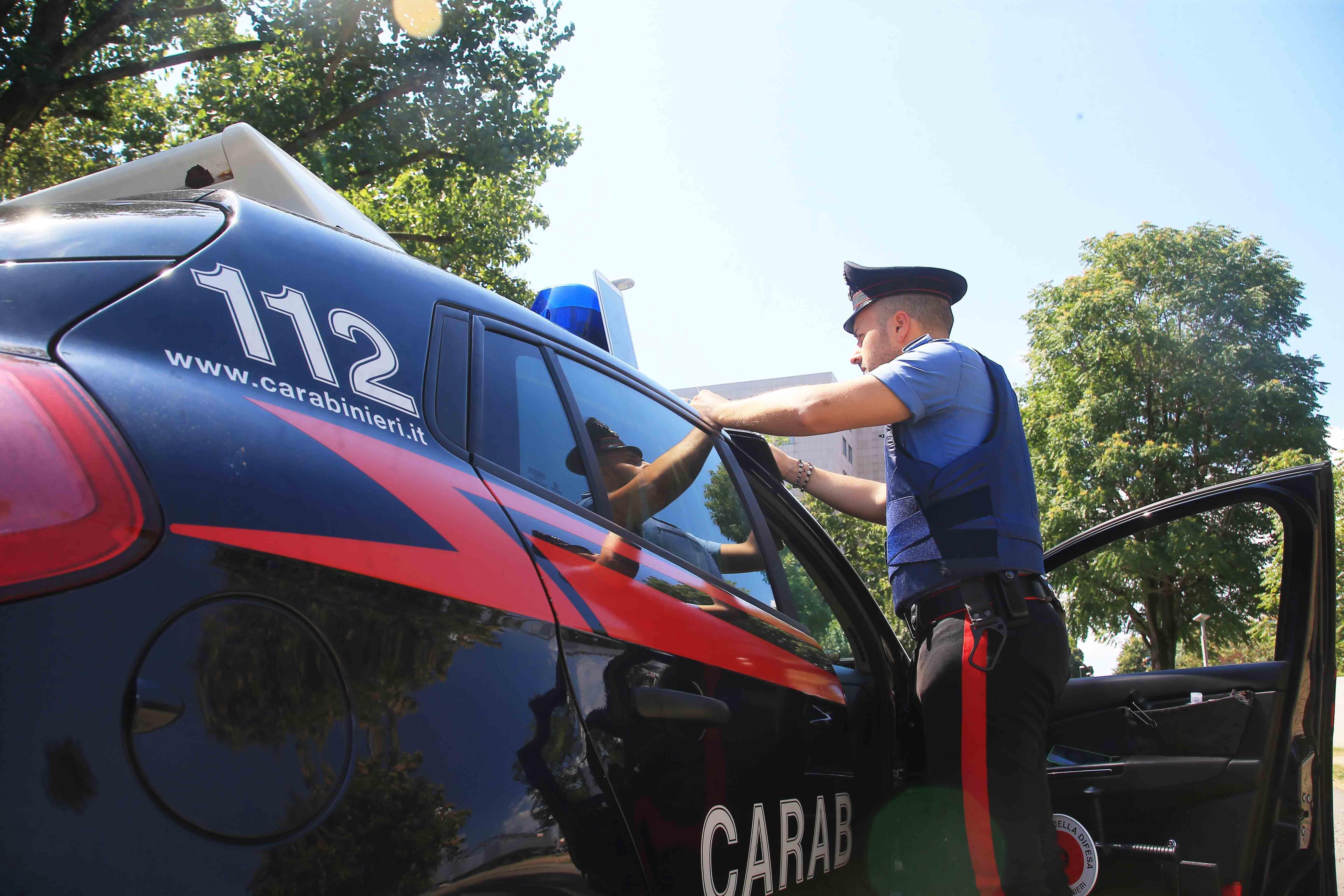 Poviglio, si spoglia e violenta sul divano l'amica della ex: condannato a 4 anni