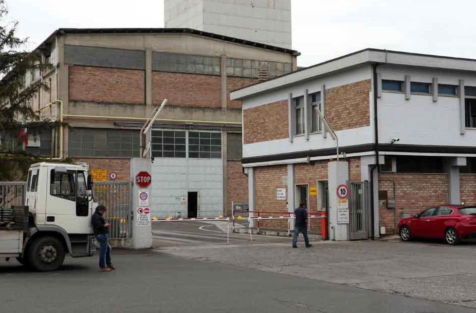 L'ingresso allo stabilimento Sanac, a Massa