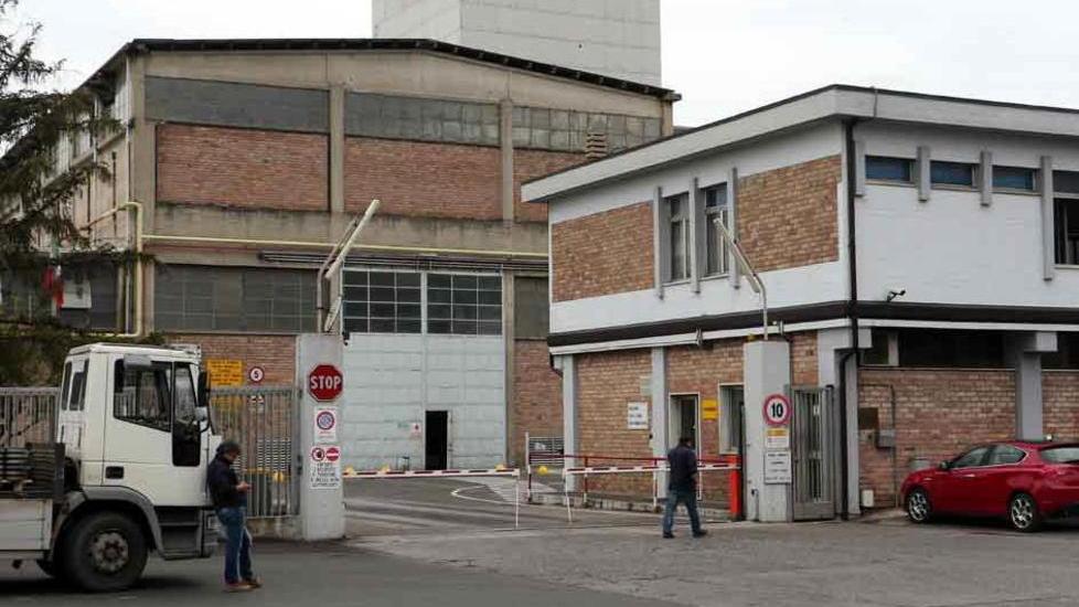 L'ingresso allo stabilimento Sanac, a Massa