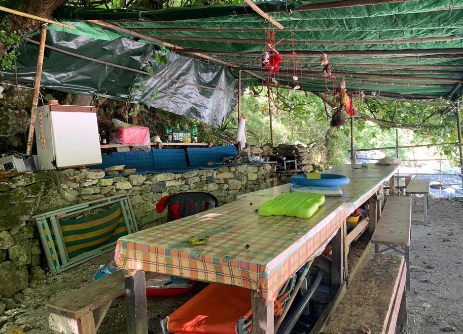 C'è chi costruisce casette e bistrot sul fiume: e il Comune gli dichiara guerra