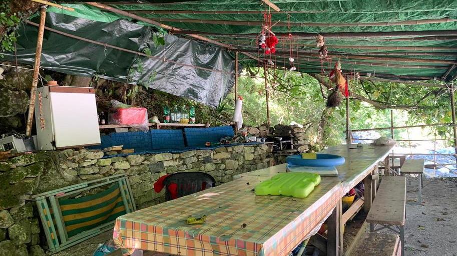C'è chi costruisce casette e bistrot sul fiume: e il Comune gli dichiara guerra