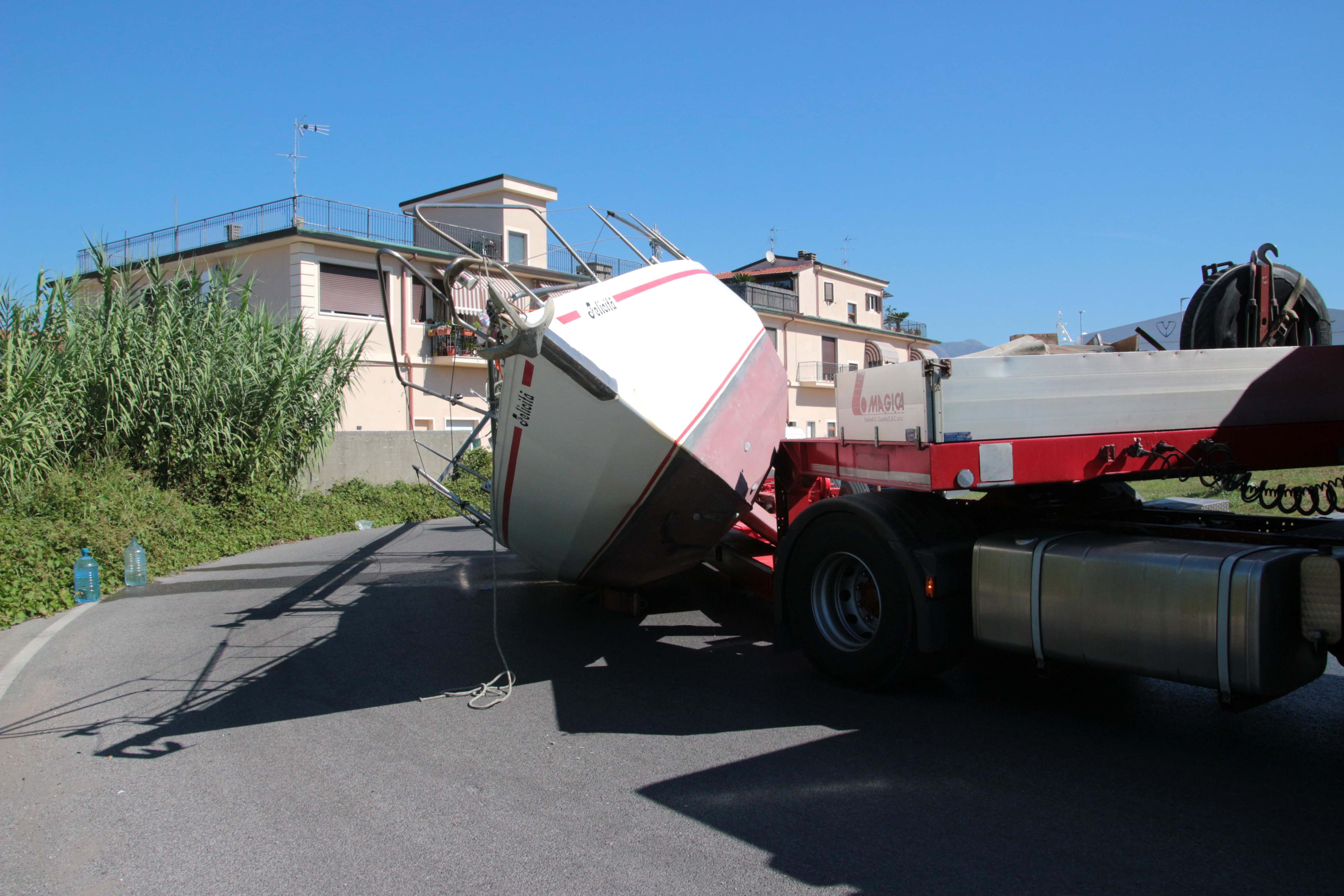 Camion perde la barca alla rotonda