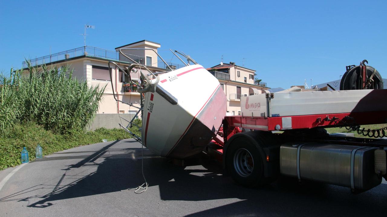 Camion perde la barca alla rotonda