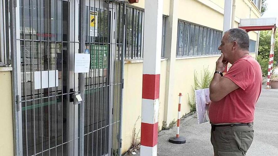 L’ingresso della Motorizzazione civile trovato chiuso ieri mattina (foto Fabio Muzzi)